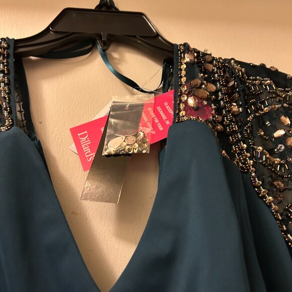 ✨ Brand New Formal Dress for Sale – Never Worn! ✨ - Picture 8 of 9